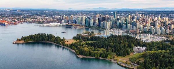 港口和现代商业区 空中景观 温哥华 不列颠哥伦比亚 加拿大 — 图库照片