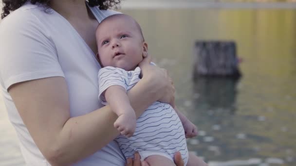 自然の中で母親の腕の赤ん坊の男の子 バンクーバー ブリティッシュコロンビア カナダ — ストック動画