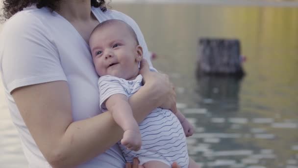 自然の中で母親の腕の赤ん坊の男の子 バンクーバー ブリティッシュコロンビア カナダ — ストック動画