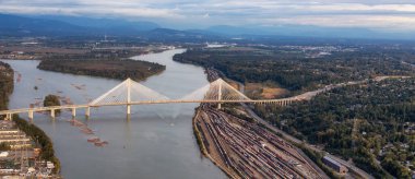 Fraser Nehri ve Şehri 'nin havadan görünüşü. Bulutlu Günbatımı Gökyüzü. Panorama. Pitt Meadows, Vancouver, BC, Kanada.