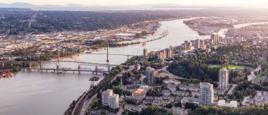 Fraser Nehri üzerindeki Surrey ve New Westminster arasındaki köprünün hava görüntüsü. Büyük Vancouver, BC, Kanada.