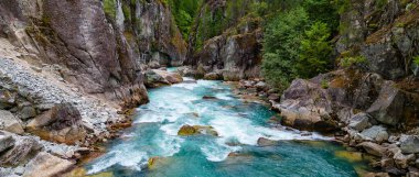 Kayalık Dağ Kanyonu 'nda bir nehir. British Columbia, Kanada. Hava Doğası Arkaplanı.