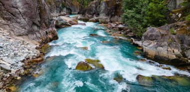 Kayalık Dağ Kanyonu 'nda bir nehir. British Columbia, Kanada. Hava Doğası Arkaplanı.