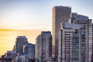 Vancouver, British Columbia, Kanada 'daki yüksek katlı apartmanlar. Günbatımı Gökyüzü