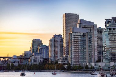 Vancouver, British Columbia, Kanada 'daki yüksek katlı apartmanlar. Günbatımı Gökyüzü