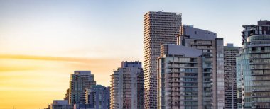 Vancouver, British Columbia, Kanada 'daki yüksek katlı apartmanlar. Günbatımı Gökyüzü