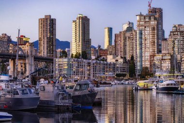 Vancouver, British Columbia, Kanada 'daki yüksek katlı apartmanlar. Günbatımı Gökyüzü