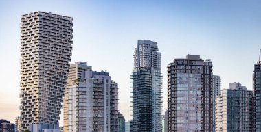 Vancouver, British Columbia, Kanada 'daki yüksek katlı apartmanlar. Günbatımı Gökyüzü