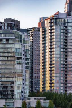 Vancouver, British Columbia, Kanada 'daki yüksek katlı apartmanlar. Günbatımı Gökyüzü