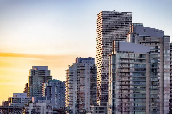 加拿大不列颠哥伦比亚省温哥华市中心的高层公寓大楼 日落的天空 — 图库照片
