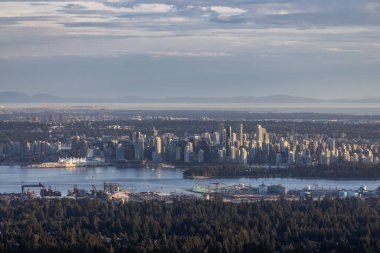 Vancouver, British Columbia, Kanada Pasifik Okyanusu 'nun batı kıyısında. Güneşli bir akşam. Havadan