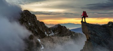 Maceracı Kadın Dağ Kayalıkları 'nın tepesinde duruyor. Extreme Adventure Composite. 3D Rending Peak. British Columbia, Kanada 'dan Arkaplan Hava Görüntüsü.