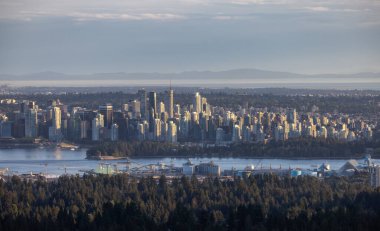 Vancouver, British Columbia, Kanada Pasifik Okyanusu 'nun batı kıyısında. Güneşli bir akşam. Havadan