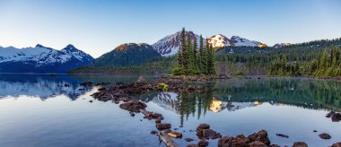 Ağaçları ve Kanada Dağ manzarası olan Buzul Gölü. Garibaldi Gölü, Whistler, British Columbia, Kanada.