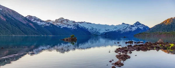 Lago Glaciar Con Árboles Paisaje Montañoso Canadiense Lago Garibaldi Whistler —  Fotos de Stock
