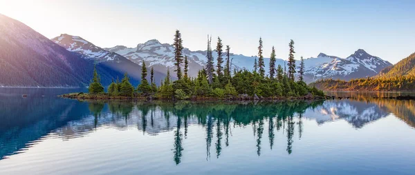 Ledovcové Jezero Stromy Kanadskou Horskou Krajinou Garibaldi Lake Whistler Britská — Stock fotografie
