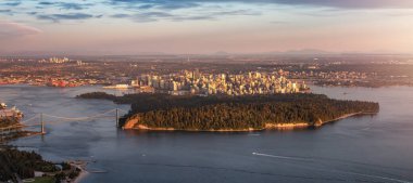Stanley Park 'ın ve Ocean Coast' taki Vancouver City 'nin havadan görüntüsü. Gün batımı. BC, Kanada.