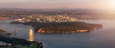 Stanley Park 'ın ve Ocean Coast' taki Vancouver City 'nin havadan görüntüsü. Gün batımı. BC, Kanada.