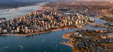 Stanley Park 'ın ve Ocean Coast' taki Vancouver City 'nin havadan görüntüsü. Gün batımı. BC, Kanada.