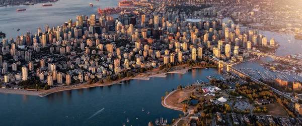 Okyanus Kıyısındaki False Creek Downtown Vancouver City Nin Havadan Görüntüsü — Stok fotoğraf
