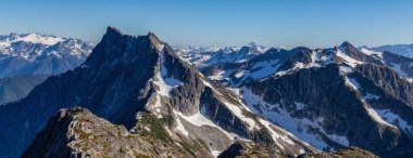 Kanada Rocky Dağı manzarası. Doğa Arkaplan Panoraması. Güneşli bir gün. British Columbia, Kanada.