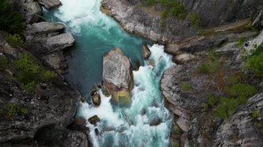 Kayalık Dağ Kanyonu 'nda bir nehir. British Columbia, Kanada. Hava Doğası Arkaplanı. Sinematik.