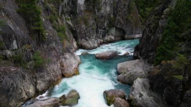 Kayalık Dağ Kanyonu 'nda bir nehir. British Columbia, Kanada. Hava Doğası Arkaplanı. Sinematik.