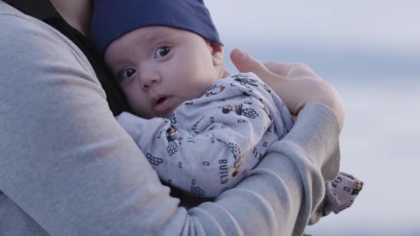 Новорожденный Мальчик Руках Матерей Природе Время Заката Ванкувер Канада — стоковое видео