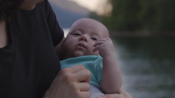 Chlapeček Matčině Náručí Venku Přírodě Vancouver Britská Kolumbie Kanada — Stock video