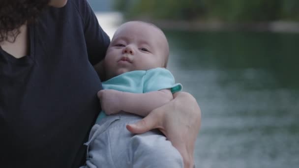 Chlapeček Matčině Náručí Venku Přírodě Vancouver Britská Kolumbie Kanada — Stock video
