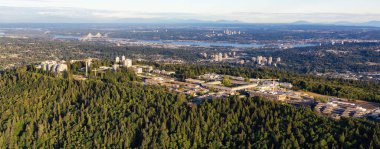 Burnaby Dağı, Vancouver, BC, Kanada. Hava Panoraması. Güneşli Gün.