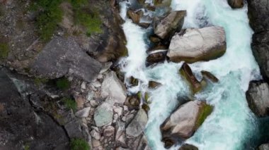Kayalık Dağ Kanyonu 'nda bir nehir. British Columbia, Kanada. Hava Doğası Arkaplanı. Sinematik. yavaş çekim
