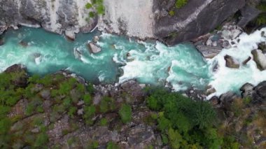 Kayalık Dağ Kanyonu 'nda bir nehir. British Columbia, Kanada. Hava Doğası Arkaplanı. Sinematik. yavaş çekim