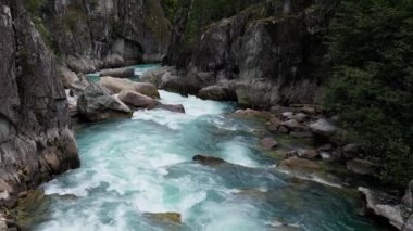Kayalık Dağ Kanyonu 'nda bir nehir. British Columbia, Kanada. Hava Doğası Arkaplanı. Sinematik. yavaş çekim