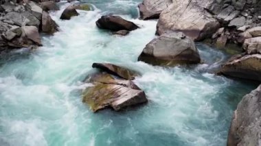 Kayalık Dağ Kanyonu 'nda bir nehir. British Columbia, Kanada. Hava Doğası Arkaplanı. Sinematik. yavaş çekim