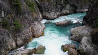 Kayalık Dağ Kanyonu 'nda bir nehir. British Columbia, Kanada. Hava Doğası Arkaplanı. Sinematik. yavaş çekim