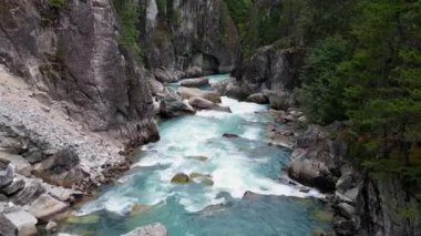Kayalık Dağ Kanyonu 'nda bir nehir. British Columbia, Kanada. Hava Doğası Arkaplanı. Sinematik. yavaş çekim