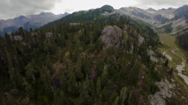 Dağ manzarasında yeşil çayırlar. Hava görüntüsü. Doğada Uçan Dinamik. British Columbia, Kanada. Bulutlu Gün Batımı.