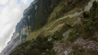 Dağ manzarasında yeşil çayırlar. Hava görüntüsü. Doğada Uçan Dinamik. British Columbia, Kanada. Bulutlu Gün Batımı.