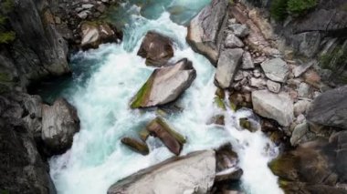 Kayalık Dağ Kanyonu 'nda bir nehir. British Columbia, Kanada. Hava Doğası Arkaplanı. Sinematik.
