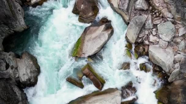 ロッキーマウンテンキャニオンの川 ブリティッシュコロンビア カナダ 空中自然の背景 シネマティック スローモーション — ストック動画