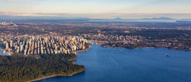 Vancouver şehir merkezi, British Columbia, Kanada. Batı Yakası 'nda hava manzarası. Güneşli Günbatımı.