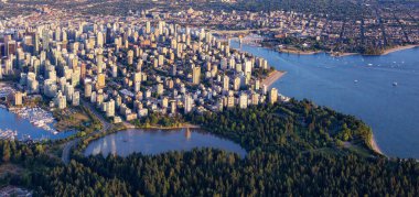 Vancouver şehir merkezi, British Columbia, Kanada. Batı Yakası 'nda hava manzarası. Güneşli Günbatımı.