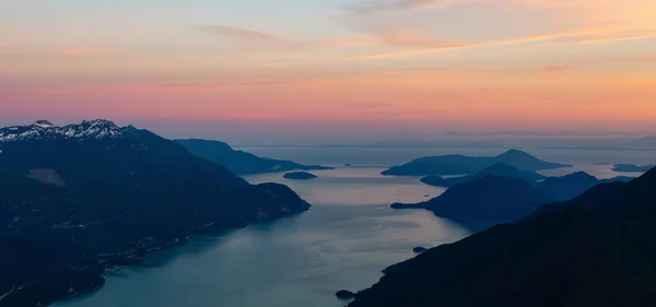 位于太平洋西海岸的加拿大山区景观 空中自然背景 夕阳西下Howe Sound British Columbia Canada — 图库照片