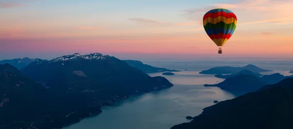Balon Gorącego Powietrza Przelatujący Nad Kanadyjskim Krajobrazem Górskim Zachodnim Wybrzeżu — Zdjęcie stockowe
