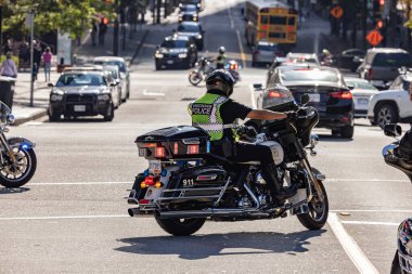 Vancouver, BC, Kanada - 20 Eylül 2023: Vancouver Polisi protestoyu denetleyen bir motosikletle.