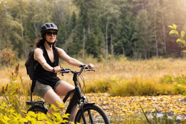 Fit Kafkasyalı Kadın Stanley Park, Vancouver, British Columbia, Kanada 'da bisiklet sürüyor..