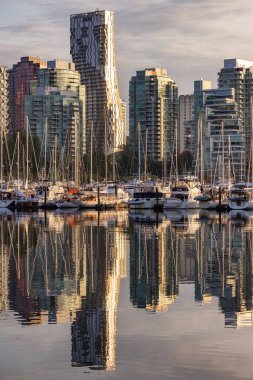 Vancouver şehir merkezi, British Columbia, Kanada. Stanley Park 'taki Moder City Binaları. Günbatımı Gökyüzü.