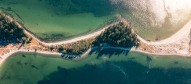 Sandy Plajı ve Thormanby Adası 'nda Sunshine Coast, British Columbia, Kanada yakınlarında. Güneşli bir yaz gününde hava manzarası. Doğa Arkaplanı