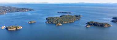 Howe Sound, BC, Kanada 'daki adalar. Hava görüntüsü. Doğa Arkaplan Panoraması.